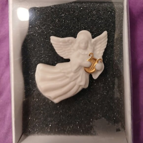 LENOX Angel with Harp Brooch Pin Ivory Gold Ceramic Holiday Gift Hand-crafted - Picture 2 of 4